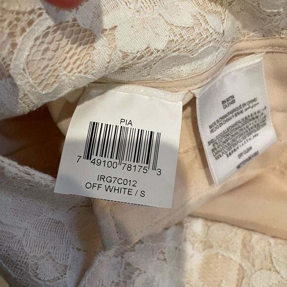Beautiful bcbgmaxazria Pia Shorts Lace Off-White/Cream EUC size small - Picture 4 of 7